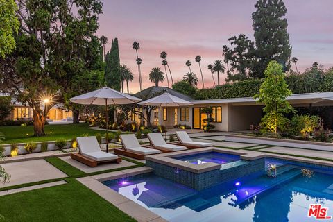 Photo of 702 N Beverly Drive, Beverly Hills, CA 90210 (MLS # 25620723)