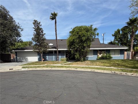 Photo of 5301 Dubois Ave, Woodland Hills, CA 91367 (MLS # SR26071626)