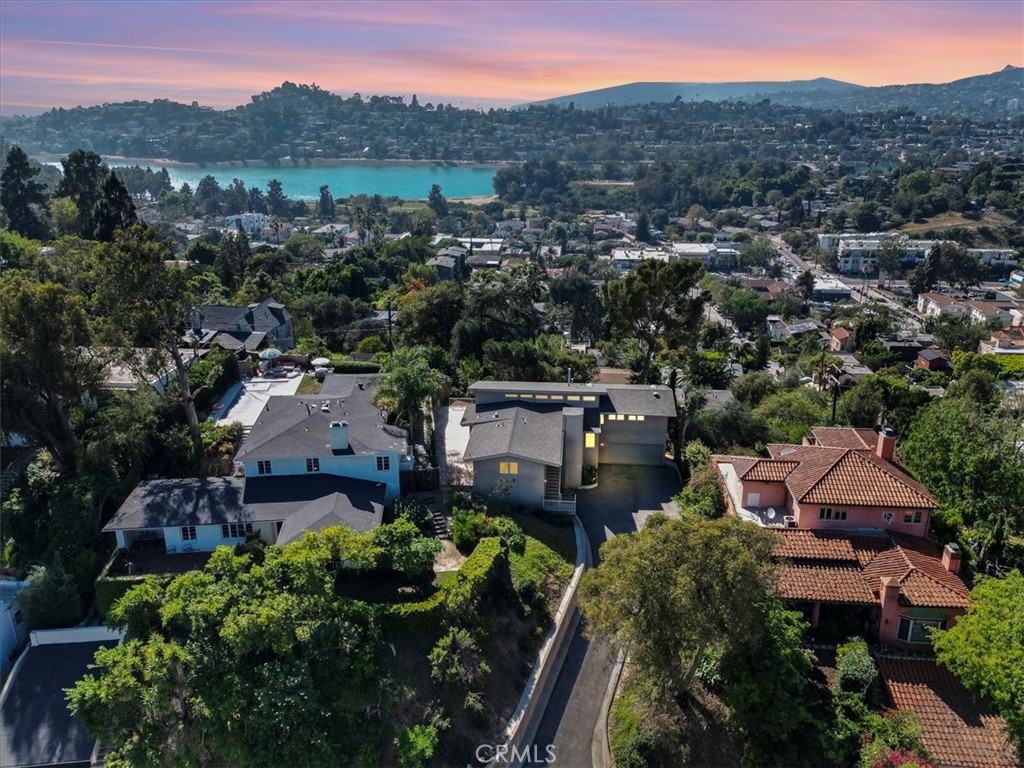 2377 Silver Ridge Avenue