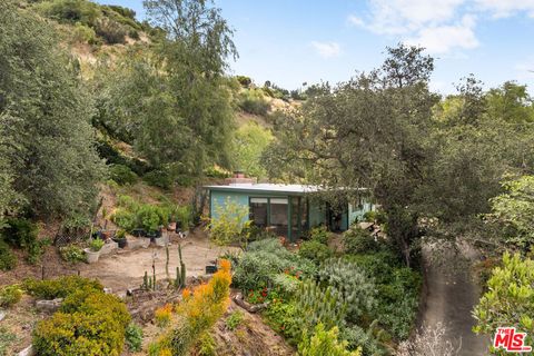 Photo of 9738 Commerce Avenue, Tujunga, CA 91042 (MLS # 26828795)