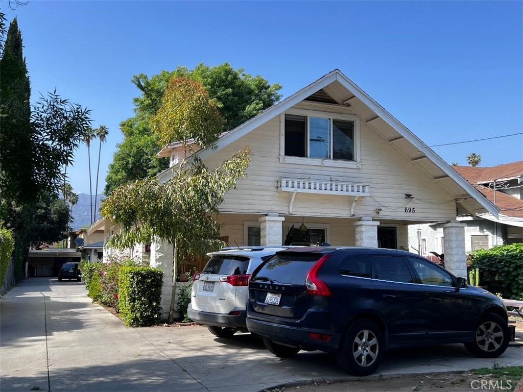 Main image without alt text