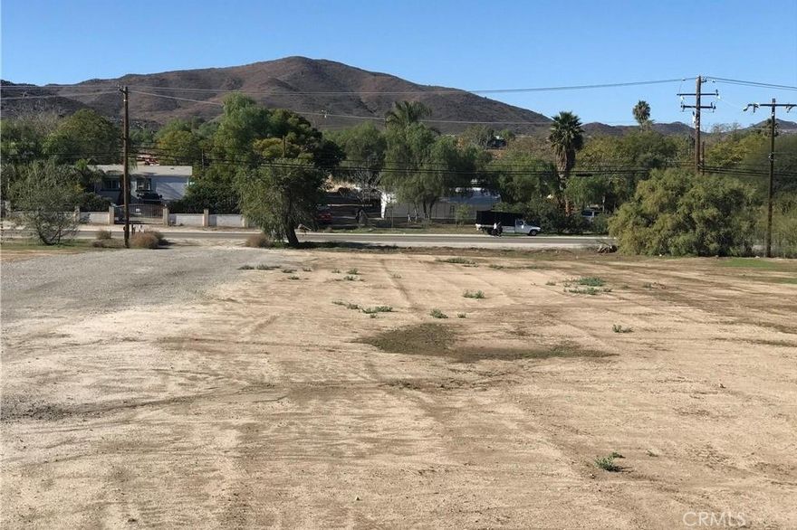 A beautiful 1-acre flat and level lot, cleared of rocks and boulders, ready for your plans. The zoning allows for an Accessory Dwelling Unit (ADU), and the property can accommodate a custom home or a manufactured home. It offers a wonderful rural setting with convenient access to stores, schools, and the "215" freeway.