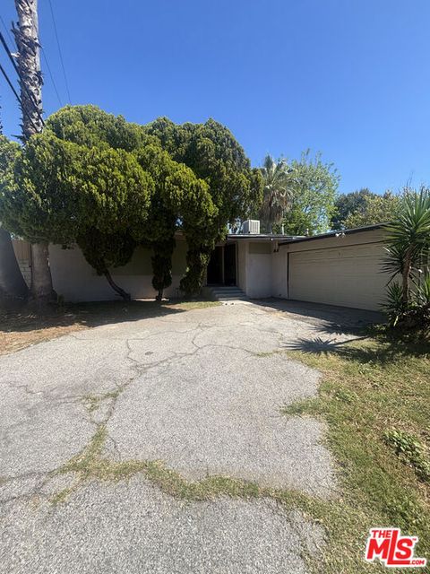 Photo of 10717 Collins Street, North Hollywood, CA 91601 (MLS # 26835615)