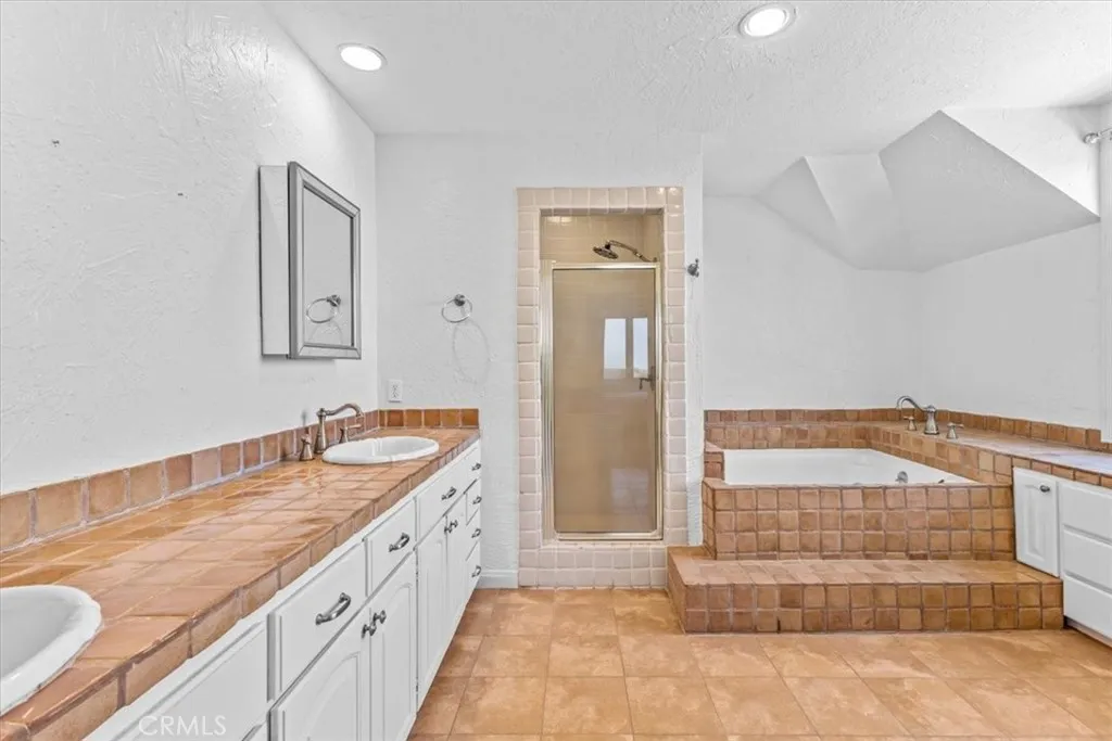 Newport Beach, California 92660, United States, 5 Bedrooms Bedrooms, ,4 BathroomsBathrooms,Residential,Active,165552