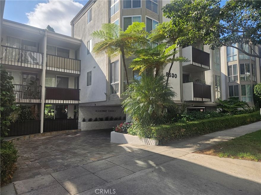 Upper level condo near Sunset Blvd & Santa Monica Blvd right in the heart of the city! Wood floors throughout. Lots of closet space in bedroom. Fireplace in living room as well as a balcony with city light and mountain views. Includes refrigerator, stove, dishwasher & microwave. Granite counters in kitchen & bathroom. Tile floor in bathroom and shower along with tub enclosure. Intercom entry and gated parking. Building amenities include: pool, spa, exercise room, sauna, clubhouse and roof top deck. Steps to Erewhon, Trader Joe's, SoHo House, Equinox, Soul Cycle, and The Sunset Marquis Hotel.
This is a no smoking unit.