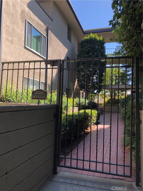 Photo of 380 S Orange Grove Bl BLVD #8, Pasadena, CA 91105 (MLS # AR26220426)
