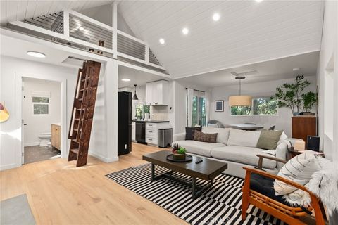 Photo of 829 Sierra Vista Drive, Twin Peaks, CA 92391 (MLS # SR26092391)