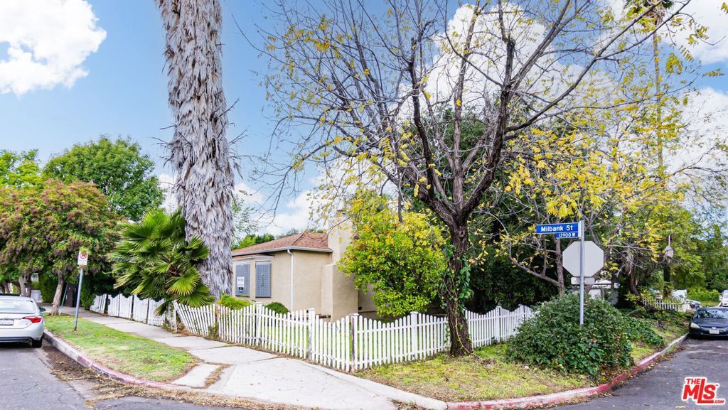 Photo of 13905 Milbank Street, Sherman Oaks, CA 91423 (MLS # 25622915)