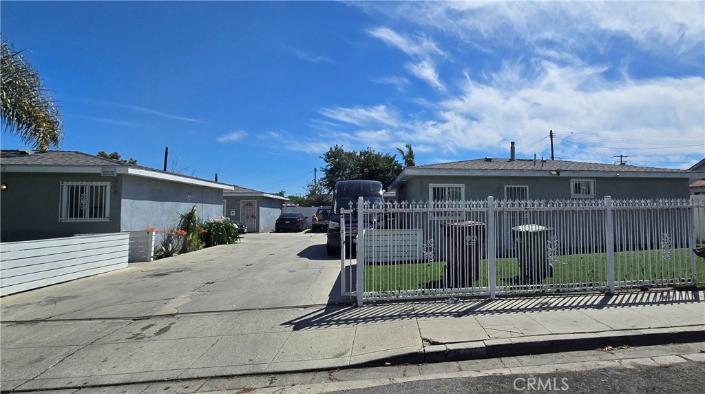 Welcome to the exclusive opportunity to own a unique duplex property. This property must be purchased at the same time with the property next door: #SR25118232 352 W Peach St., also 2 units (2 bed 1 bath each unit). Duplex is located at the end of a cul-de-sac street. Great investment property!
Close to freeways, shopping, parks, schools, and more.
Property being sold with occupants.
