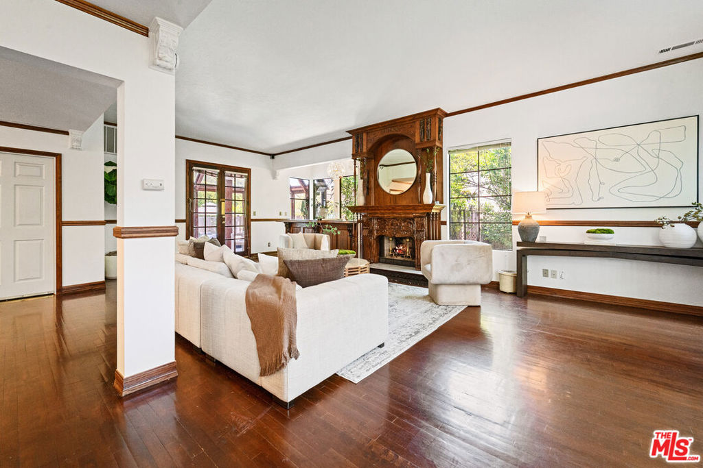2402 Hollyridge Drive