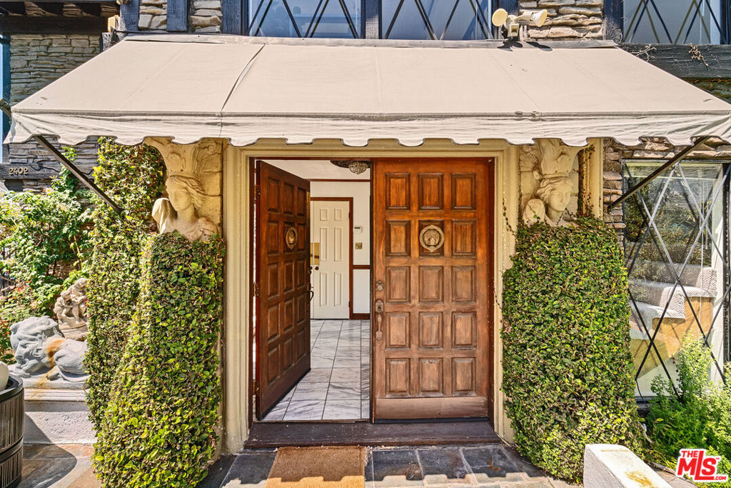 2402 Hollyridge Drive
