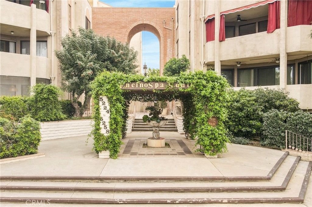 Photo of 5216 Yarmouth #107, Encino, CA 91316 (MLS # SR26018851)