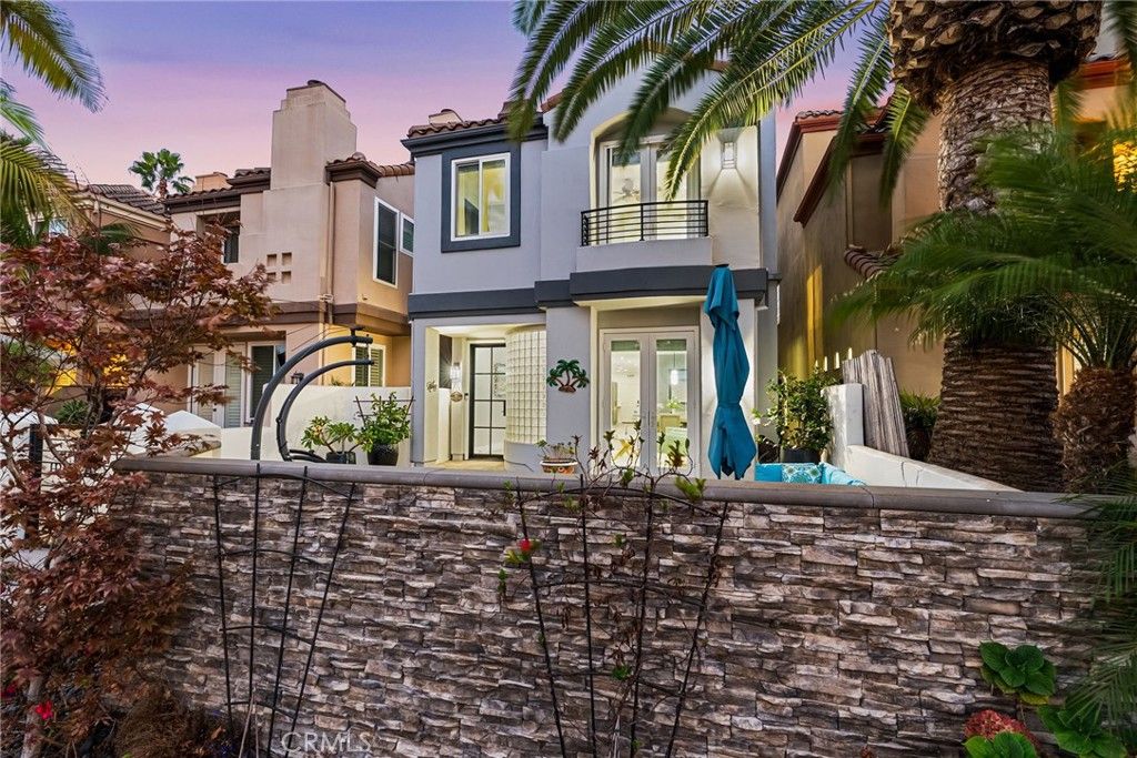 Photo of 620 22nd St, Huntington Beach, CA 92648 (MLS # OC25225070)