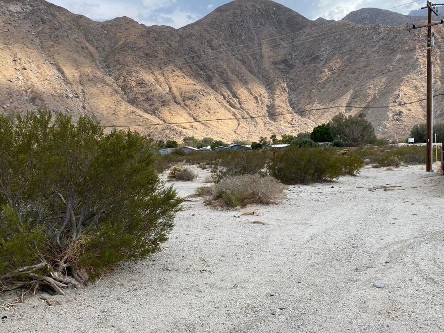Vacant lot only around 6 minutes from down town Palm Springs. Beautiful Mountain views. Build your dream home.