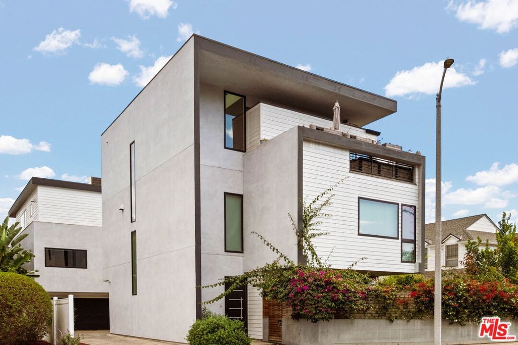 Photo of 3256 Colony Circle, Los Angeles, CA 90027 (MLS # 26847499)