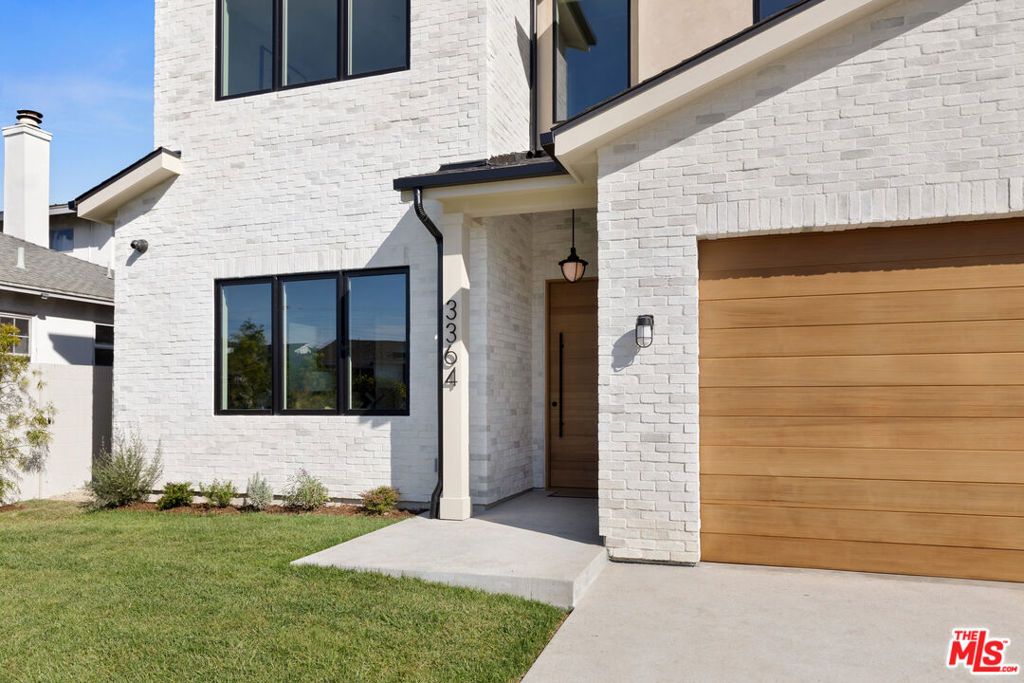 Photo of 3364 Redwood Avenue, Los Angeles, CA 90066 (MLS # 26641153)