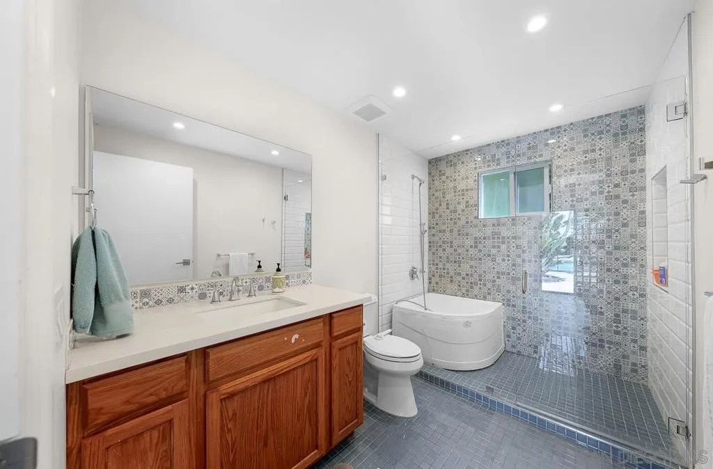 Bonita, California 91902, United States, 5 Bedrooms Bedrooms, ,7 BathroomsBathrooms,Residential,Active,132645