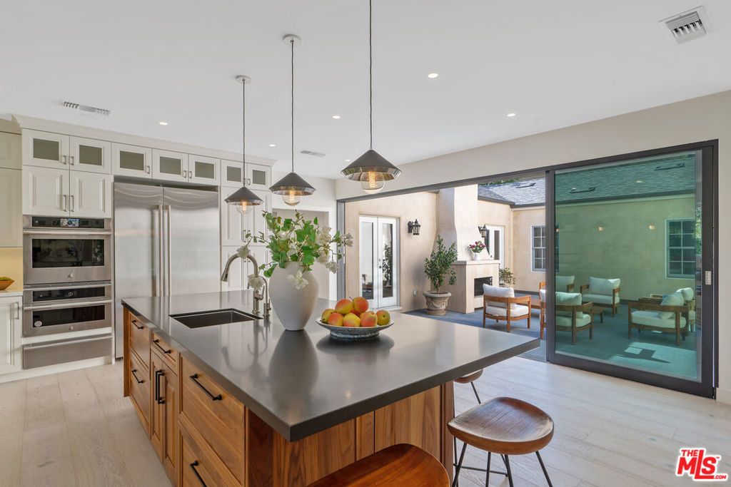 Photo of 632 S Arden Boulevard, Los Angeles, CA 90005 (MLS # 25597011)