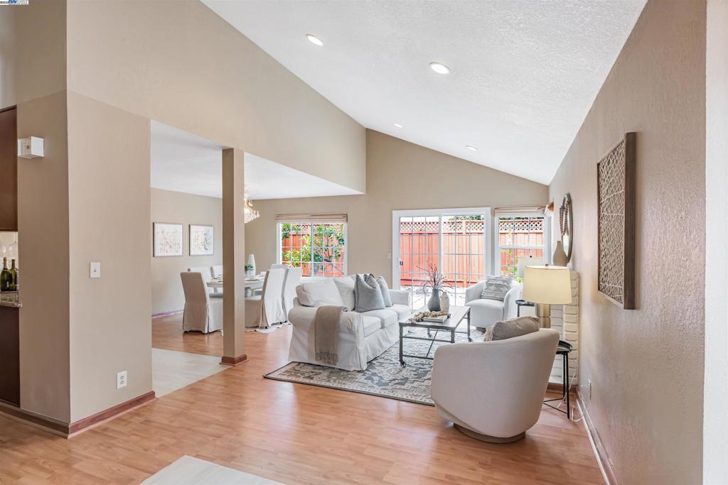 FLORESTA GARDENS - Residential