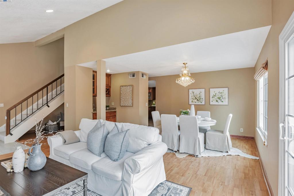 FLORESTA GARDENS - Residential