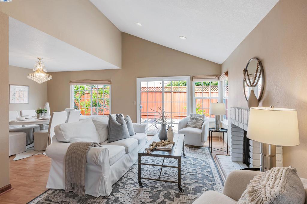 FLORESTA GARDENS - Residential