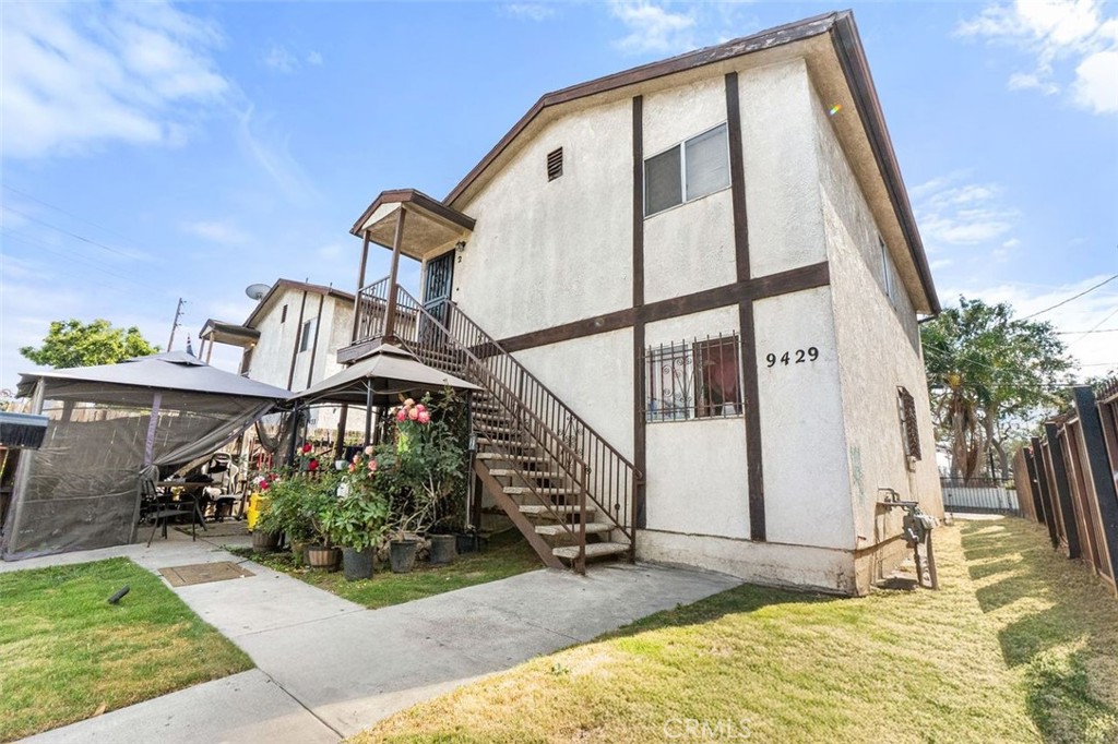 Welcome, First-Time Homebuyers and Investors!
Don't miss this fantastic opportunity to own a spacious 3/1 bedroom duplex in a gated two-story property. This well-maintained home features both front and back entry access, with plenty of parking space for multiple vehicles.
The upstairs unit has been recently remodeled and includes:
Brand-new kitchen cabinets and countertops
Fresh interior paint
Updated bathroom vanity
And much more!
The lower unit is currently tenant-occupied, offering immediate rental income potential.
Whether you're looking to live in one unit and rent the other, or expand your investment portfolio, this property is a smart move. Schedule your showing today!