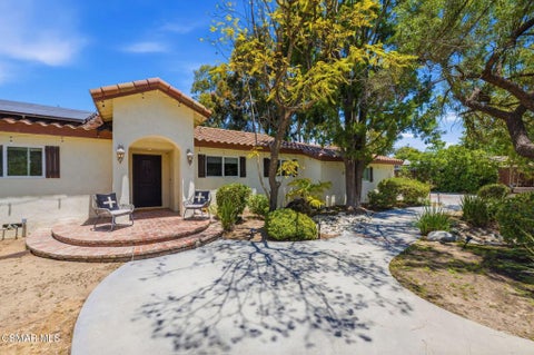 Photo of 897 Old Farm Road, Thousand Oaks, CA 91360 (MLS # 226002271)