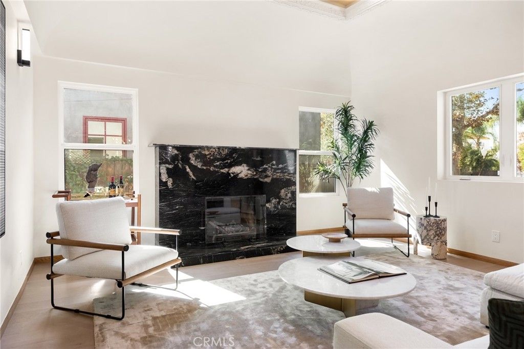 Photo of 348 S Orange Drive, Los Angeles, CA 90036 (MLS # SR26049907)