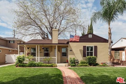 Photo of 1527 N Avon Street, Burbank, CA 91505 (MLS # 26796563)