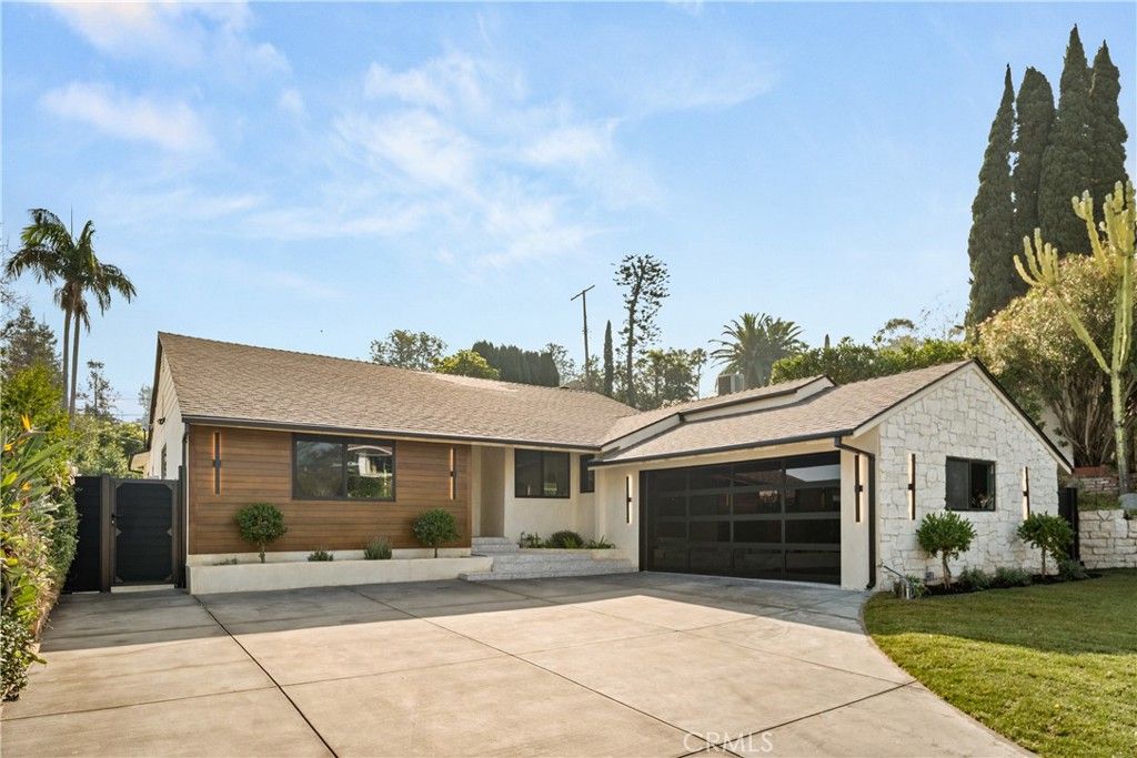Photo of 3678 Willowcrest, Studio City, CA 91604 (MLS # GD26018210)