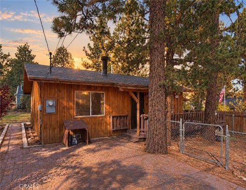 Photo of 274 Kern AVE, Sugarloaf, CA 92386 (MLS # IG26225164)