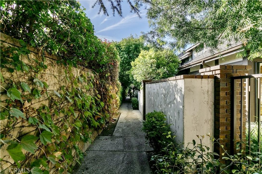 400 Mariposa Avenue E