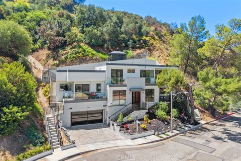 Photo of 3060 Hollywell, Glendale, CA 91206 (MLS # OC26078541)