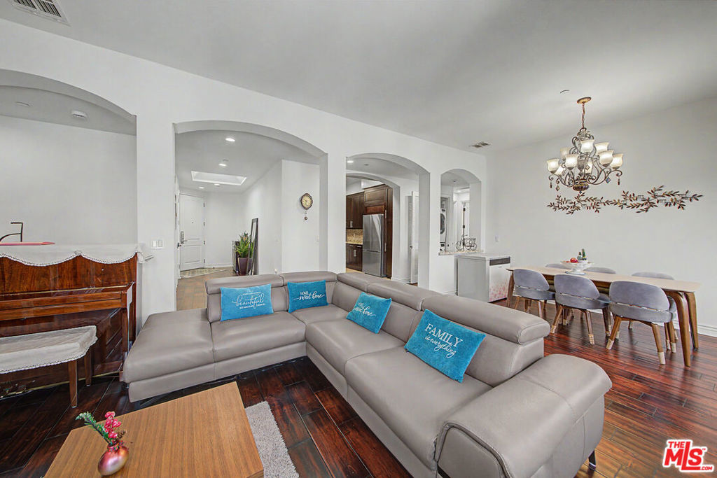 5057 Maplewood Avenue PH4
