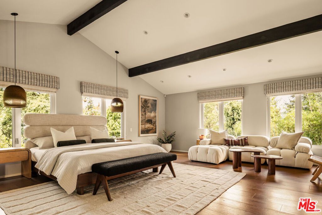 Photo of 7712 Chandelle Place, Los Angeles, CA 90046 (MLS # 25597395)
