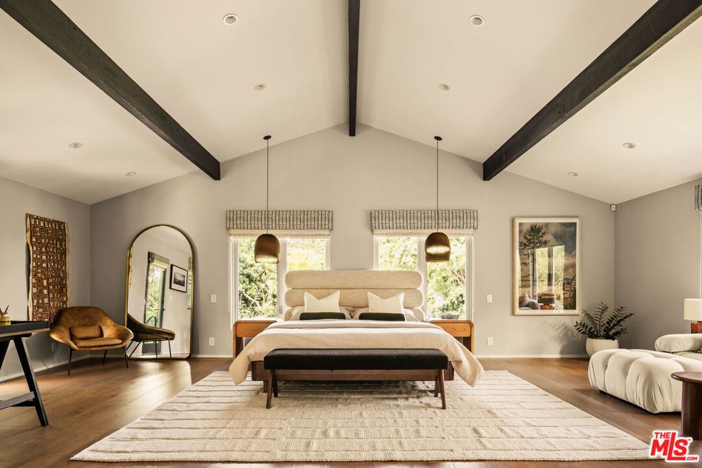 Photo of 7712 Chandelle Place, Los Angeles, CA 90046 (MLS # 25597395)