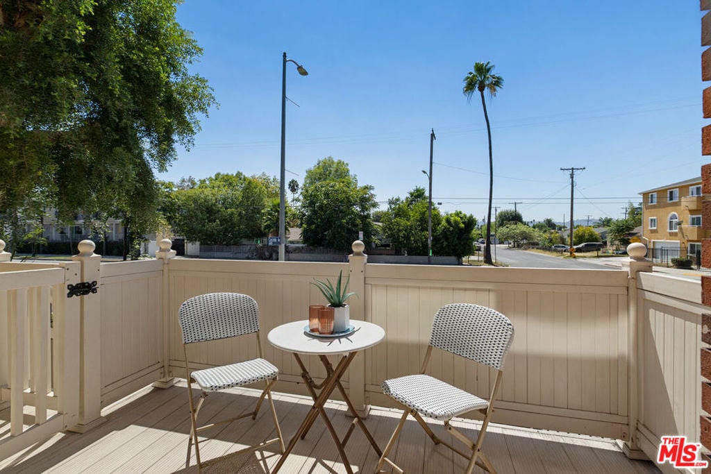 13959 Victory Boulevard 1