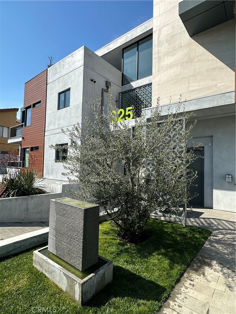 NEW CONSTRUCTION 2022!
*Welcome to this modern spacious unit located on the second floor in a calm residential neighborhood of a highly desirable location in Downtown Glendale, close to the 134 freeway.
*This luxurious condo features 3 Bedrooms/2.5 Bathrooms including a master suite with a large walk-in closet for plenty of storage that connects to the master bathroom featuring double vanities, a separate bathtub & standing shower.
*Elegant living & dining room with a private double door balcony featuring views of the private residential street.
*Chef's open concept gourmet kitchen with black Stainless Steel LG appliances and a kitchen nook, with custom cabinetry, quartz countertops, fridge, dishwasher, Stovetop & Range and microwave included. Security cameras installed all around the building and in the garage.
*It includes washer & dryer and sensor detected bathrooms with standing showers and a Central A/C unit.
*One gated underground Parking space for the tenant easily accessible through an elevator. An extra parking space upon availability for a monthly $150 fee.
*A few blocks away from main attractions and restaurants, the Glendale Galleria and Americana in walking distance.
Not much is missing in this First class Brand New Building with 24-hour secured entry. You don't want to miss out on this one!