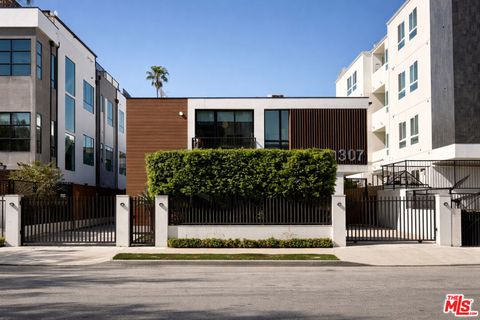 Photo of 1307 Tamarind Avenue #6, Los Angeles, CA 90028 (MLS # 26658053)