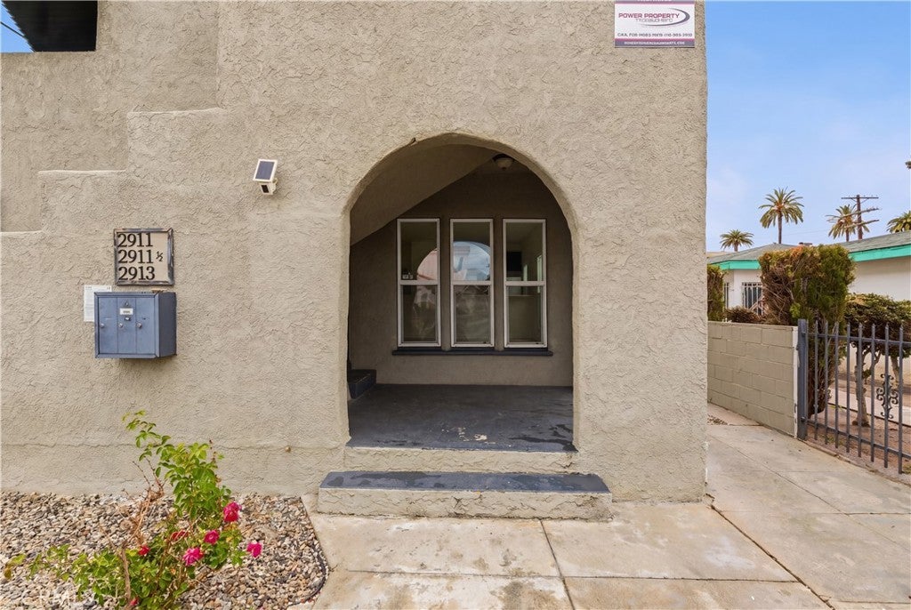 2911 S Palm Grove Avenue