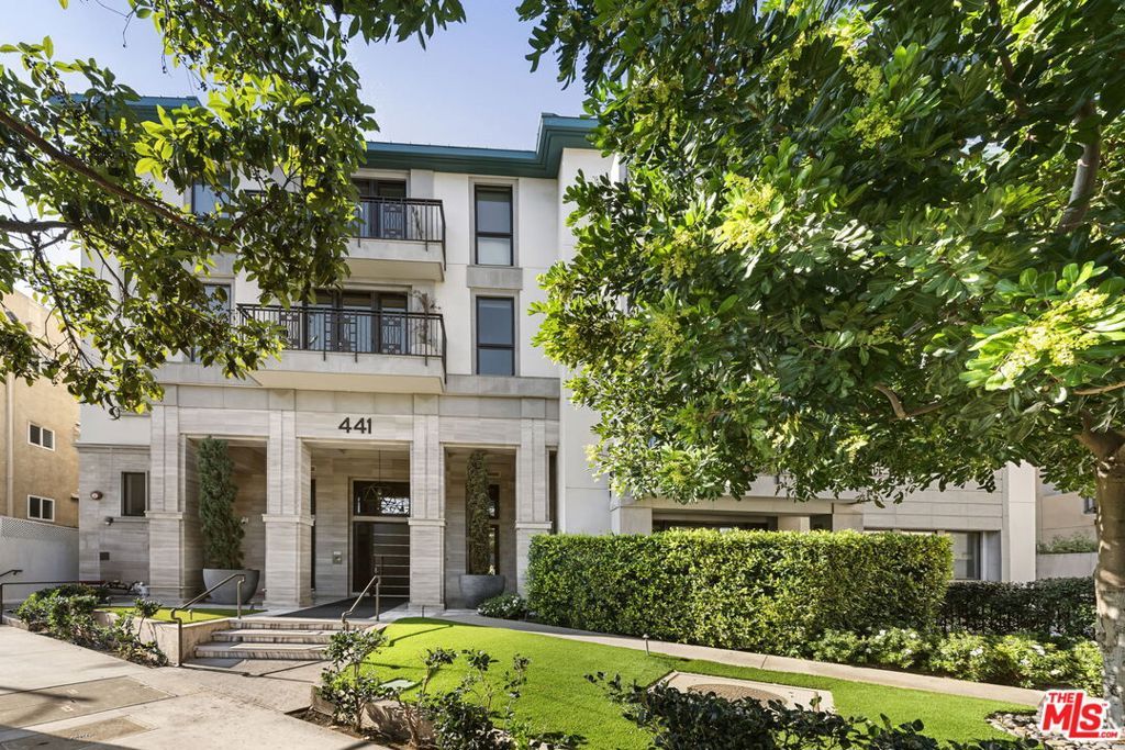 Photo of 441 S Barrington Avenue #407, Los Angeles, CA 90049 (MLS # 25626831)