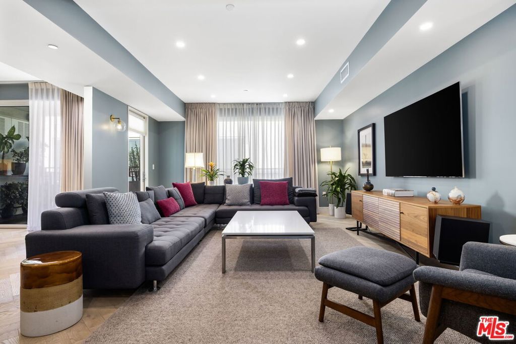 Photo of 441 S Barrington Avenue #407, Los Angeles, CA 90049 (MLS # 25626831)