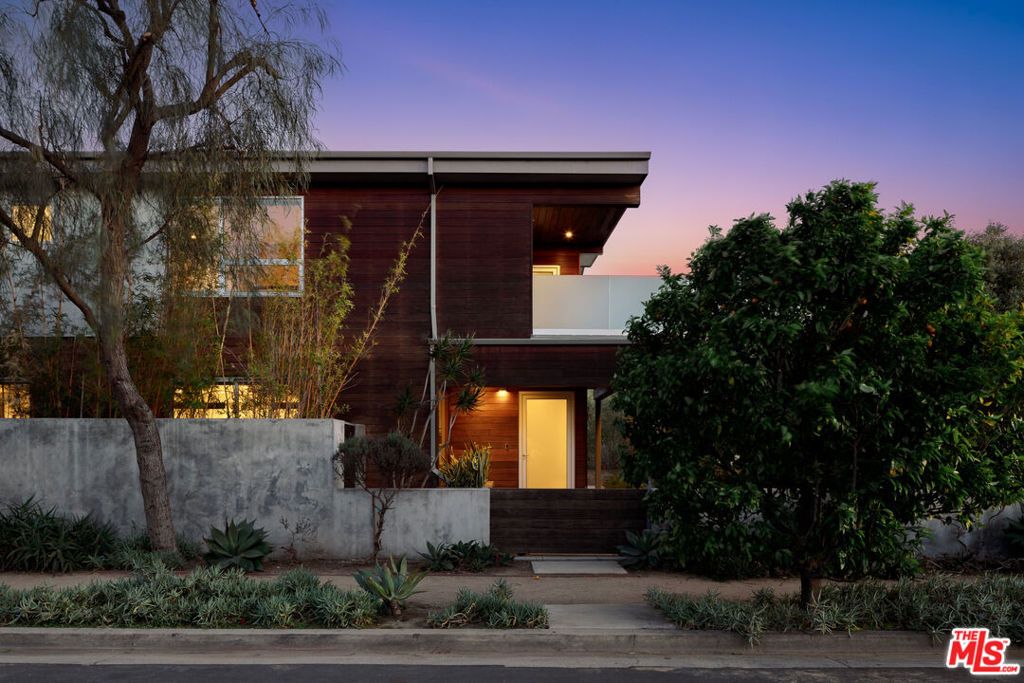 Photo of 3554 Frances Avenue, Los Angeles, CA 90066 (MLS # 26650891)