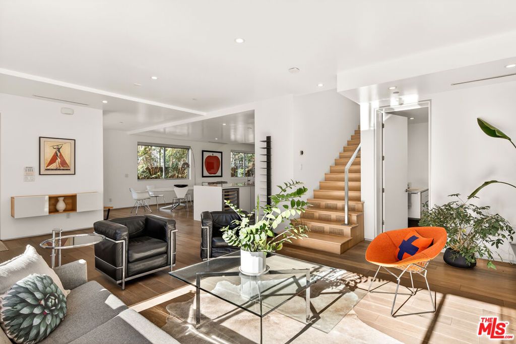 Photo of 3554 Frances Avenue, Los Angeles, CA 90066 (MLS # 26650891)