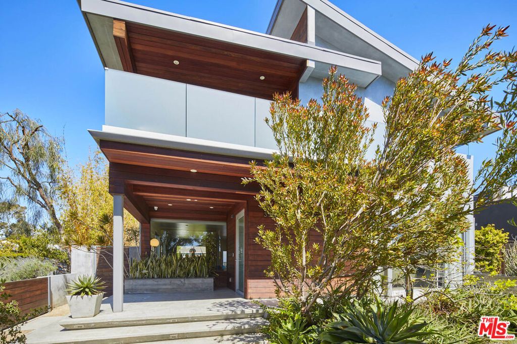 Photo of 3554 Frances Avenue, Los Angeles, CA 90066 (MLS # 26650891)