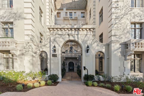 Photo of 308 N Sycamore AVE #506, Los Angeles, CA 90036 (MLS # 26102570)