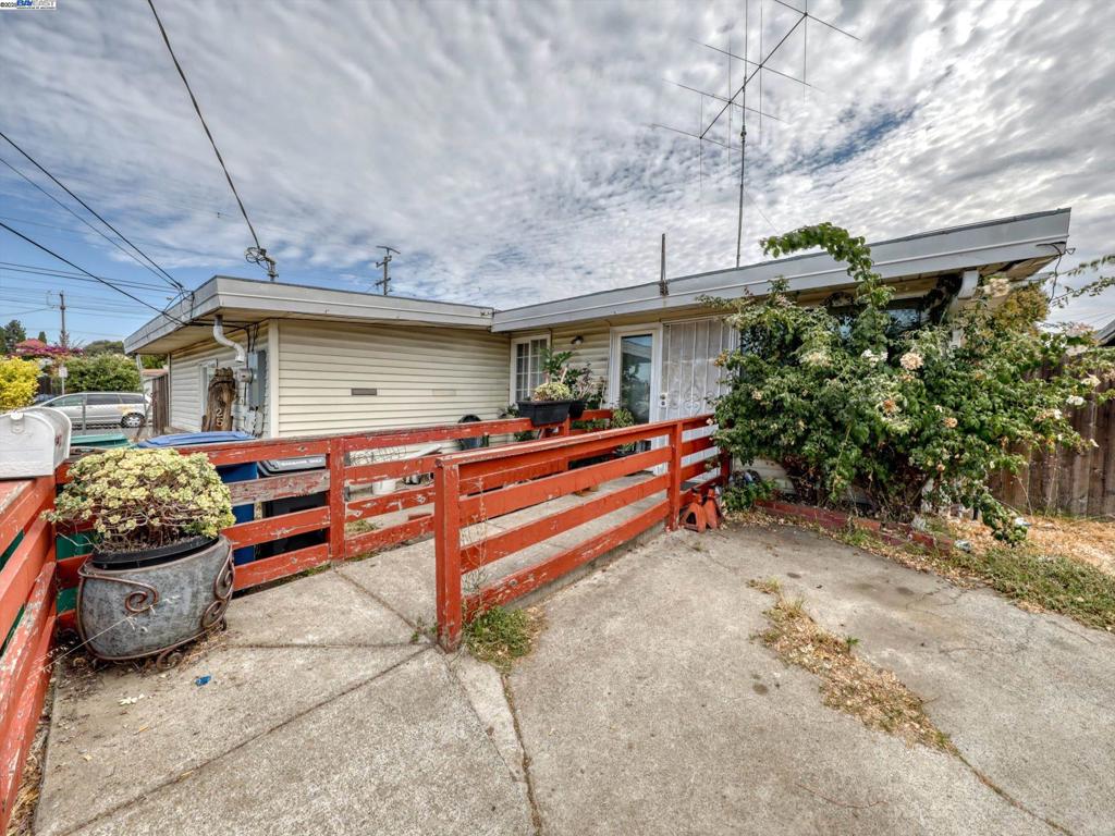 3 Bedroom 2 Bath home and garage converted to bonus room on an oversized corner lot with side access. Located in Palma Ceia this home has dual pane windows, kitchen has granite counters, updated electric. Large private backyard with shed Located centrally with good access to freeeways, shopping and mass transit.