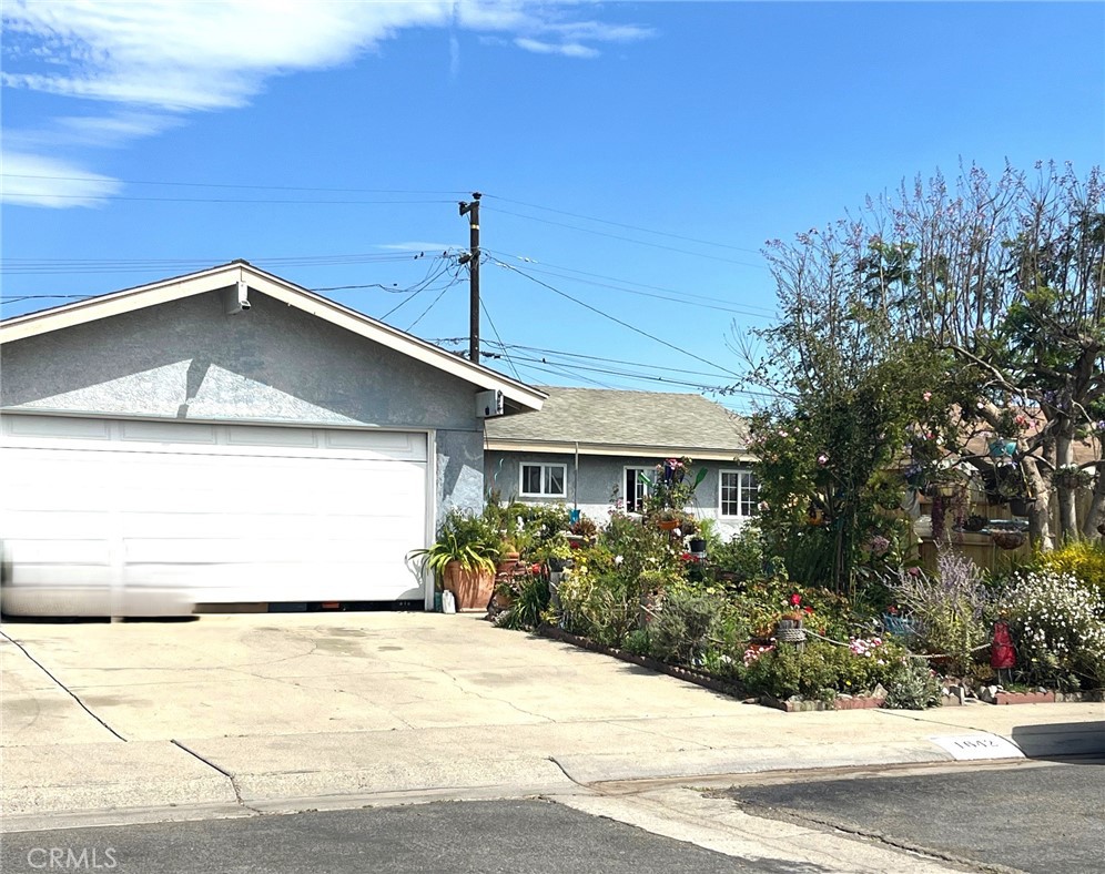 Coming Soon... Small but mighty! This 3 bed, 2 bath charmer (1008 sq ft) makes the most of every inch. Cozy living, functional kitchen, and a brick patio made for BBQs & sunsets. Ready to fall in love?
Schedule your showing today!