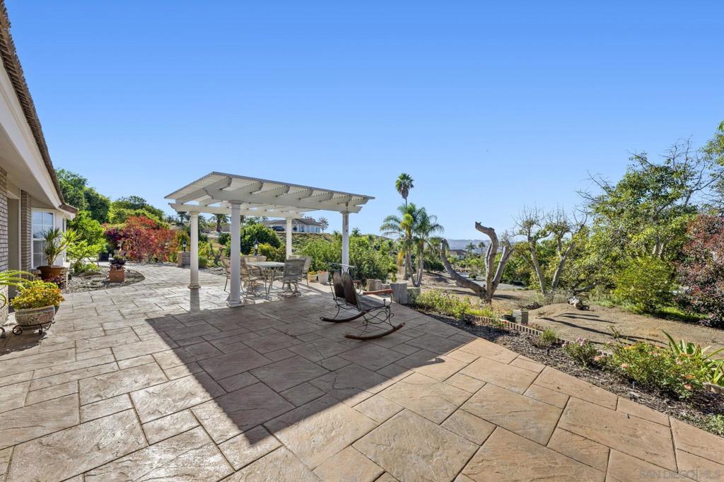 2202 Dos Lomas