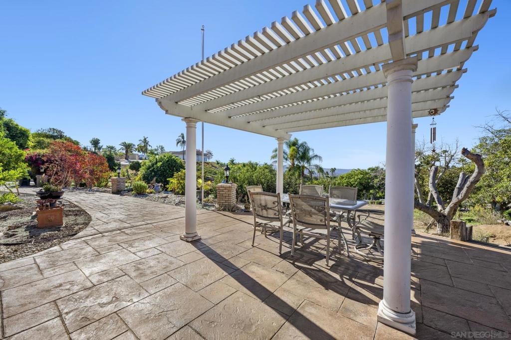2202 Dos Lomas